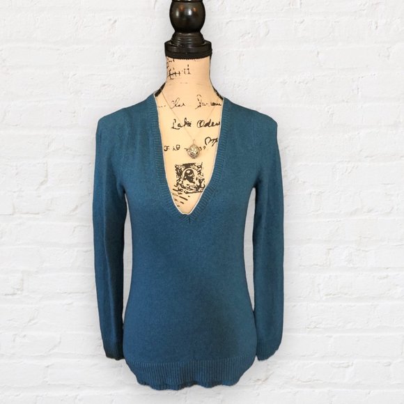 Bella Swan Banana Republic Double Trim V-Neck Sweater Twilight - Picture 4 of 7